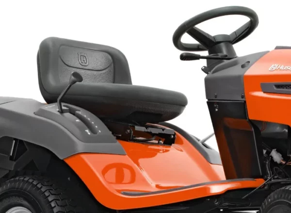 Husqvarna Rasentraktor TC 138L Winterpaket mit Schneeschild, Gummileiste, Gewicht und Schneeketten – Modell 2023 - Image 2