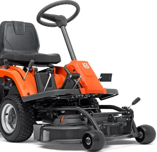 Husqvarna Frontmäher R 112C mit Mähdeck Combi 85 – Winterpaket mit Schneeschild, Gummileiste und Schneeketten – Modell 2023 - Image 2