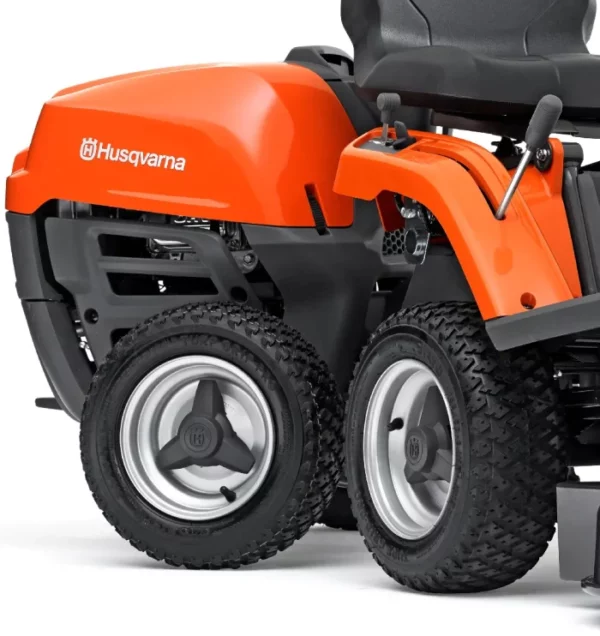 Husqvarna Frontmäher R 112C mit Mähdeck Combi 85 – Winterpaket mit Schneeschild, Gummileiste und Schneeketten – Modell 2023 - Image 3
