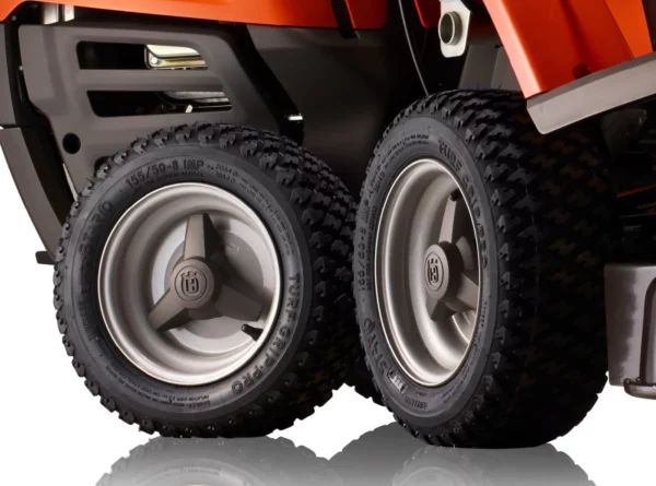 Husqvarna Frontmäher R 112C mit Mähdeck Combi 85 – Winterpaket mit Schneeschild, Gummileiste und Schneeketten – Modell 2023 - Image 4