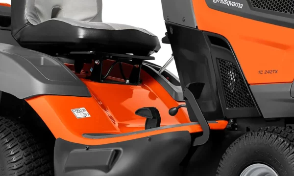 Husqvarna Rasentraktor TC 238TX Winterpaket mit Schneeschild, Gummileiste, Gewicht und Schneeketten – Modell 2023 – Bild 5