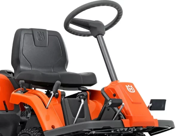 Husqvarna Frontmäher R 112C mit Mähdeck Combi 85 – Winterpaket mit Schneeschild, Gummileiste und Schneeketten – Modell 2023 - Image 5