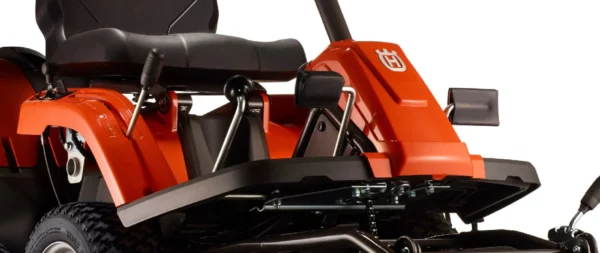 Husqvarna Frontmäher R 112C mit Mähdeck Combi 85 – Winterpaket mit Schneeschild, Gummileiste und Schneeketten – Modell 2023 - Image 6