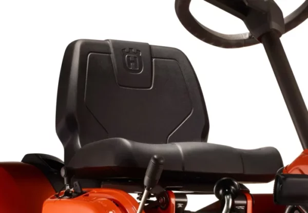 Husqvarna Frontmäher R 112C mit Mähdeck Combi 85 – Winterpaket mit Schneeschild, Gummileiste und Schneeketten – Modell 2023 - Image 7
