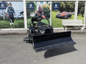 Black Edition Stiga Rasentraktor Pro 155/98 SD mit Winterpaket