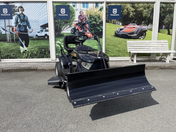 Black Edition Stiga Rasentraktor Pro 155/98 SD mit Winterpaket