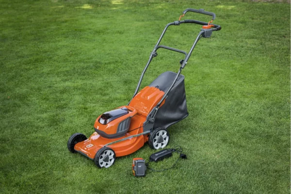 HUSQVARNA LC 137i mit Akku und Ladegerät - Image 4